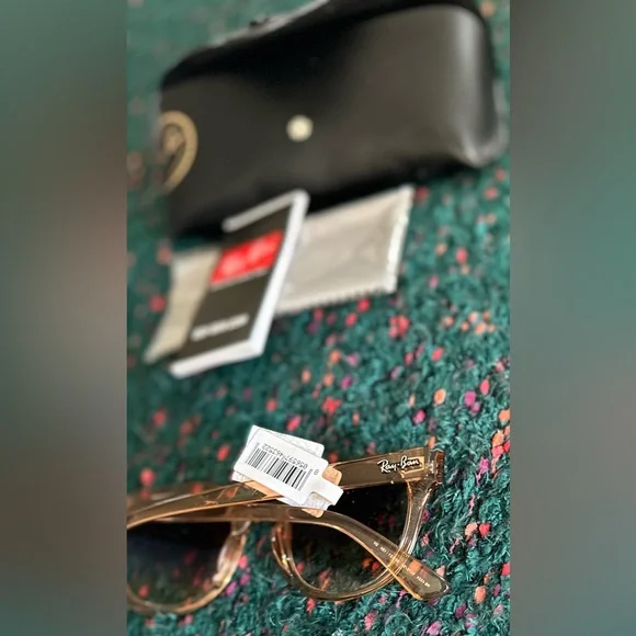 RARE‼️?RAY-BAN??NWT?50mm Cat Eye Sunglasses in Light  display picture 3